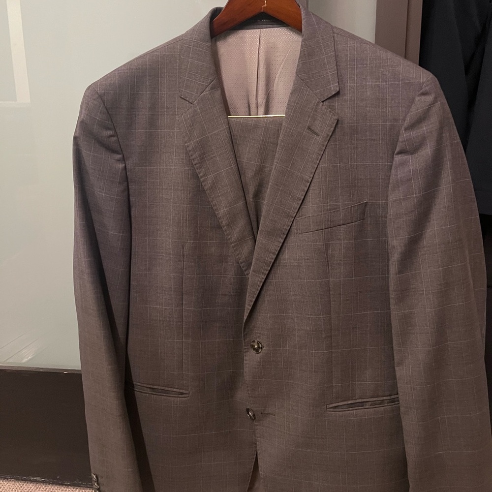 Sophisticated Gray Wool Suit with Notched Lapel